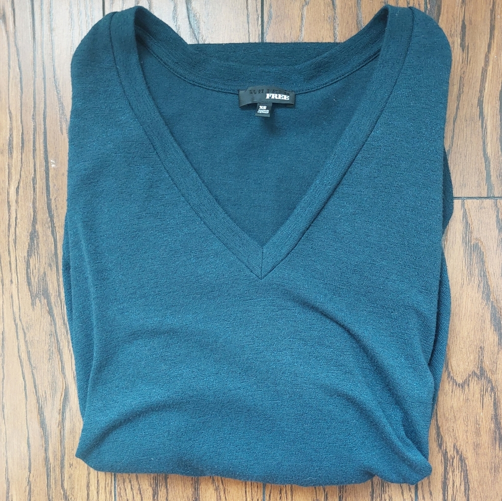 Aritzia XS Top V-Neck Shirt (Wilfred)